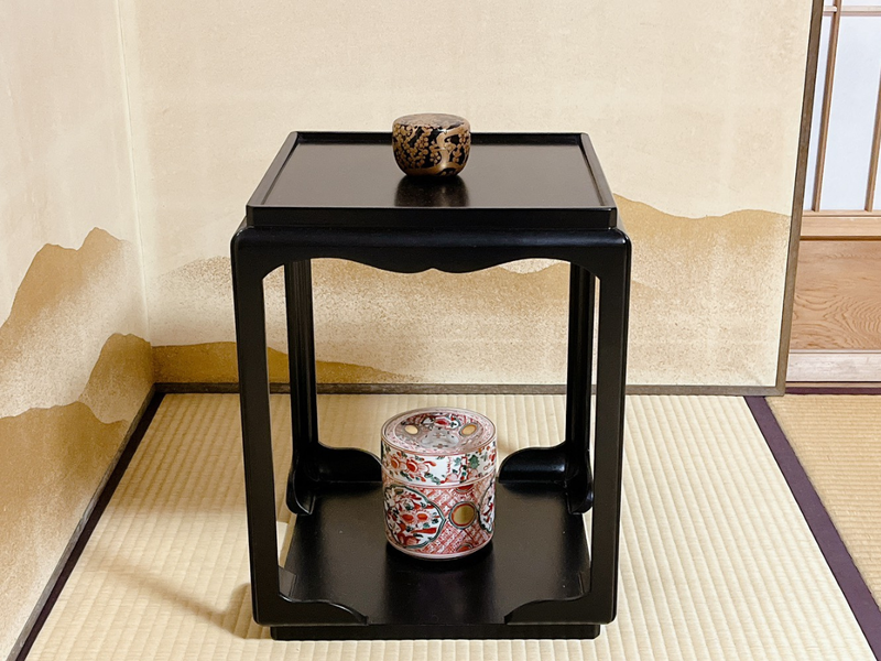 高麗卓（こうらいじょく）の扱い方｜棗・柄杓・蓋置の荘り方まとめ