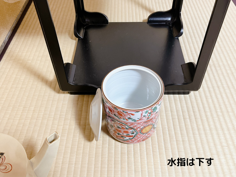 高麗卓（こうらいじょく）の扱い方｜棗・柄杓・蓋置の荘り方まとめ