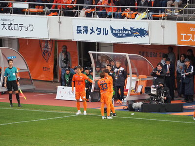 エスパルス 宮本航汰選手 乾貴士選手からキャプテンマークを受け取る
