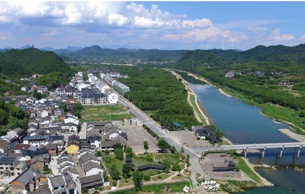パッと見は日本ののどかな田舎風景 でもこれは杭州です 临安河桥古镇 素敵な景色 チャイナを少しだけ分かるように By 向井蘭