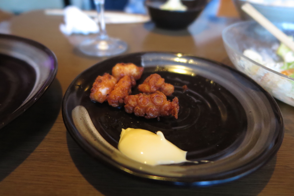 半分くらい食べてしまったタコのから揚げ
