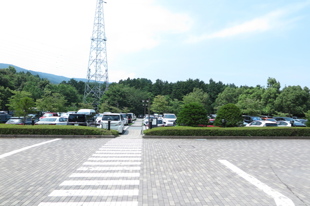 車寄せからから見た駐車場