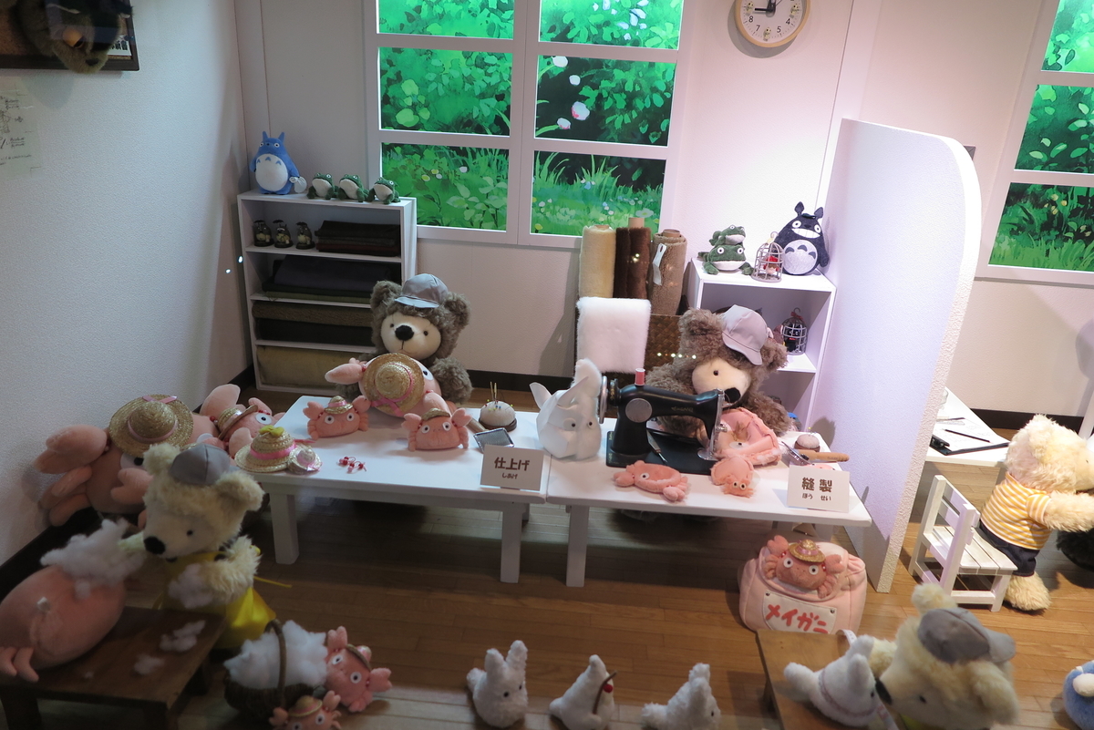 ベアとメイガニがコラボした展示