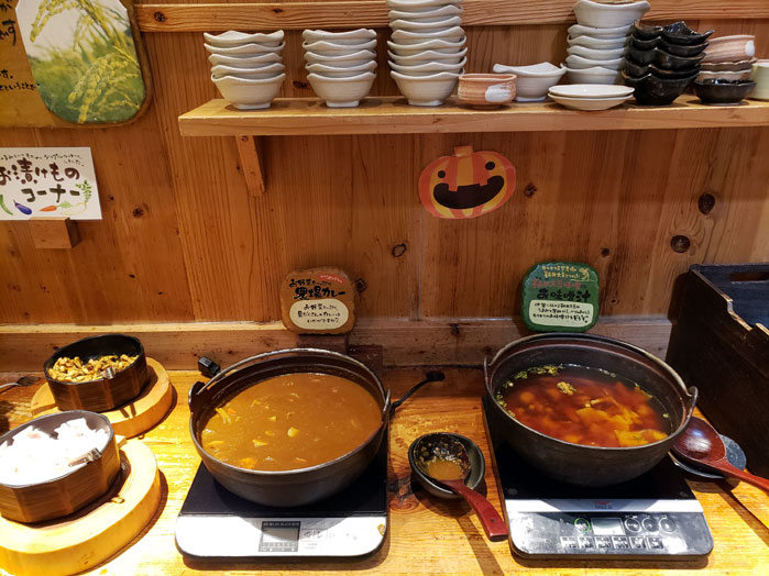 カレー、味噌汁、漬物