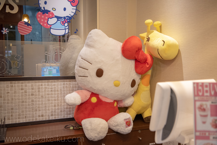 新作からSALEアイテム等お得な商品満載 デニーズとハローキティ45周年を記念！期間限定のコラボ店舗 ストラップ