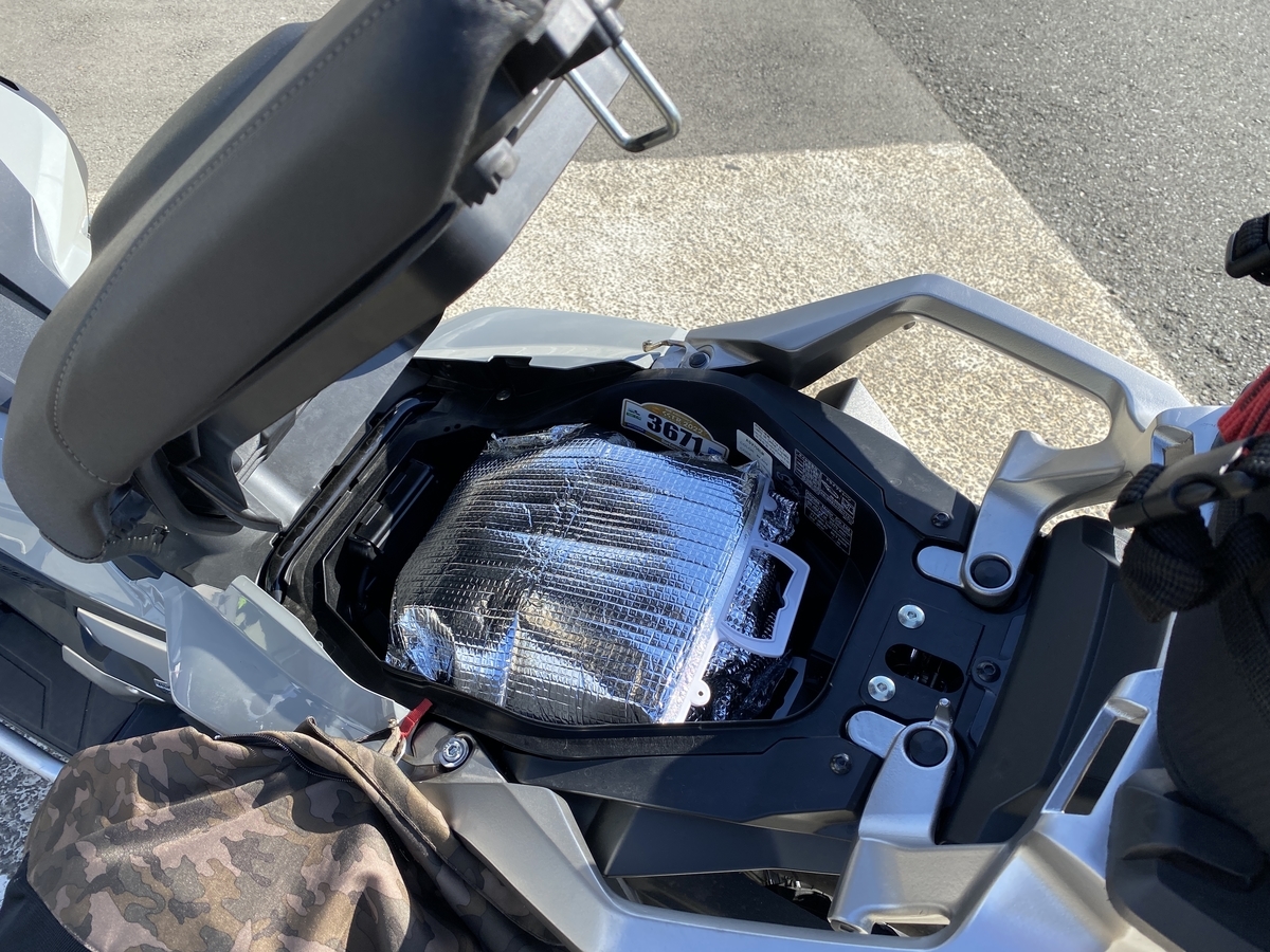 X-ADV2021のシート下にピッタリのクーラーバッグを見つけた - おっさん