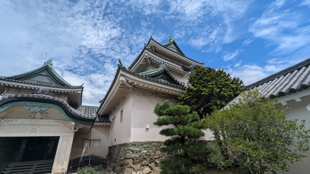 青空の下に立つ和歌山城の天守
