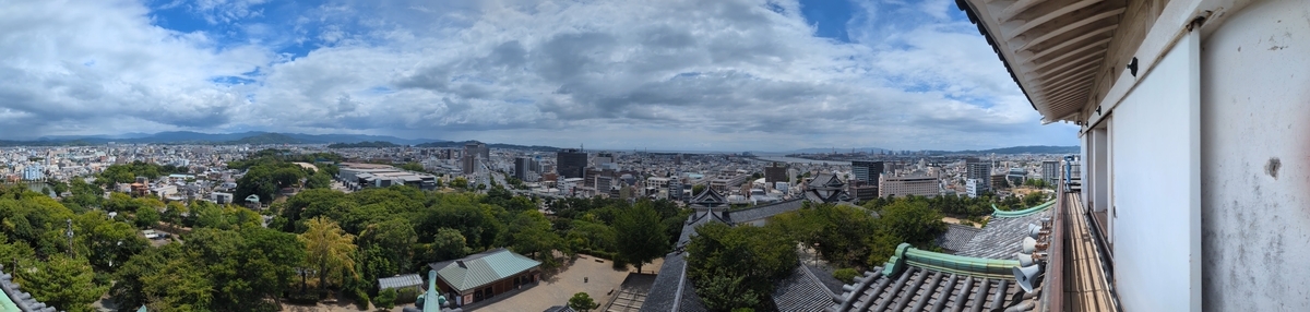 和歌山城の天守から見渡した和歌山市街と空