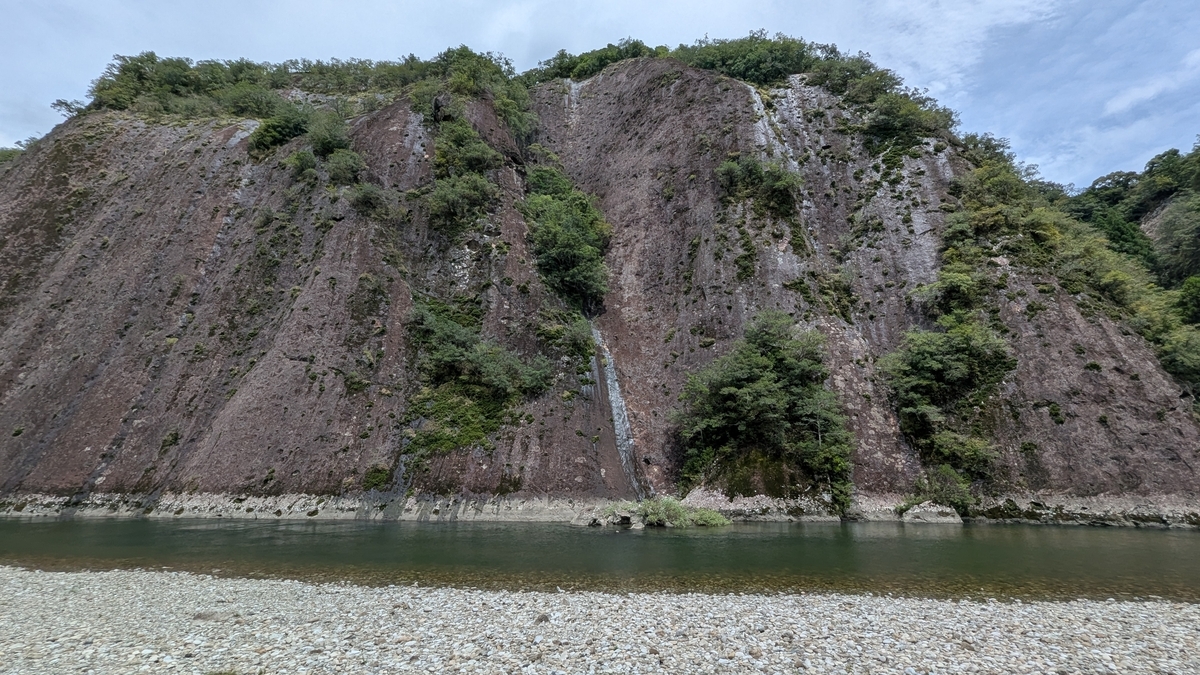 川の向こうに巨大な岩壁が広がる古座川の一枚岩