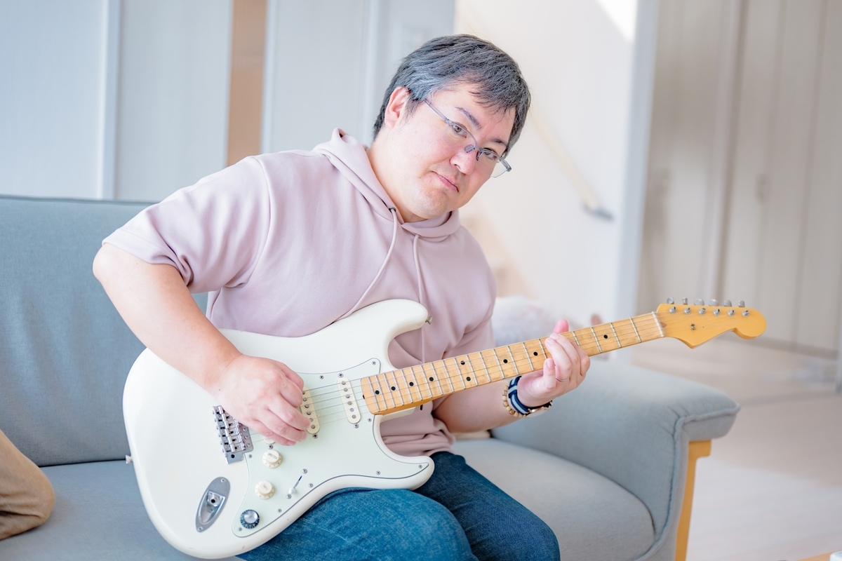 エレキギターを弾く人