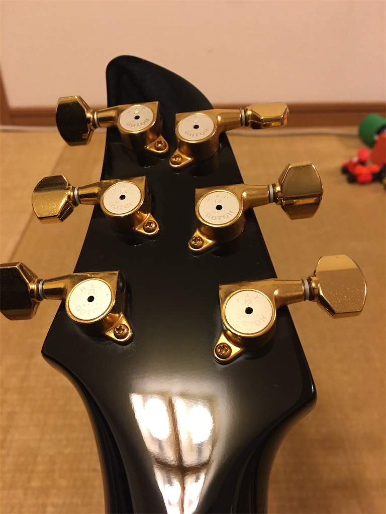 AKAI ギターを組み立てる - Guitar notes in a hutch