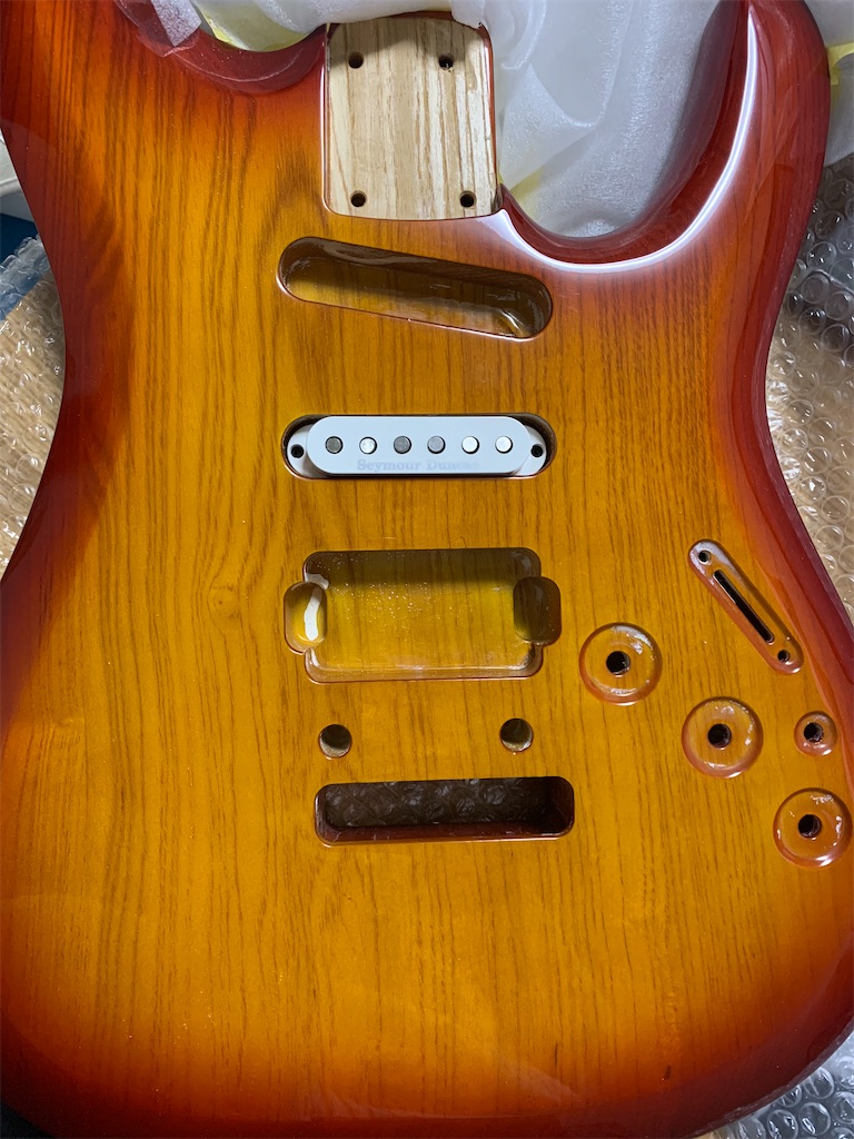 AKAI ギターを組み立てる - Guitar notes in a hutch