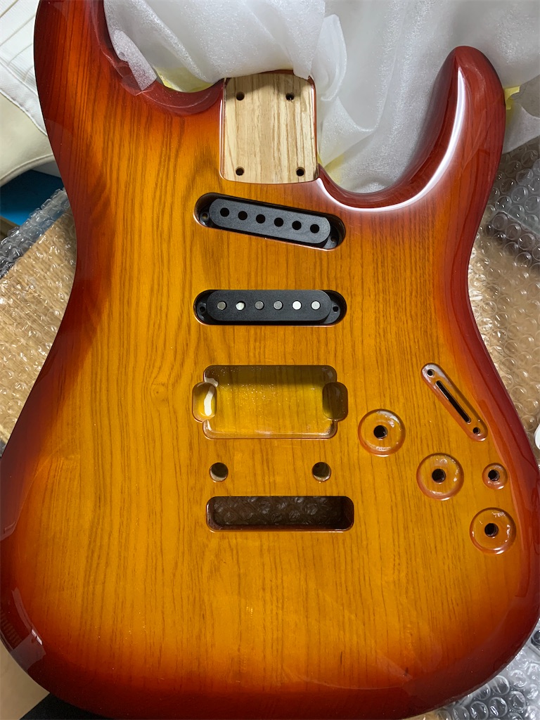 アカイ エレキベースボディ と ネック AKAI ギターを組み立てる - Guitar notes in a hutch