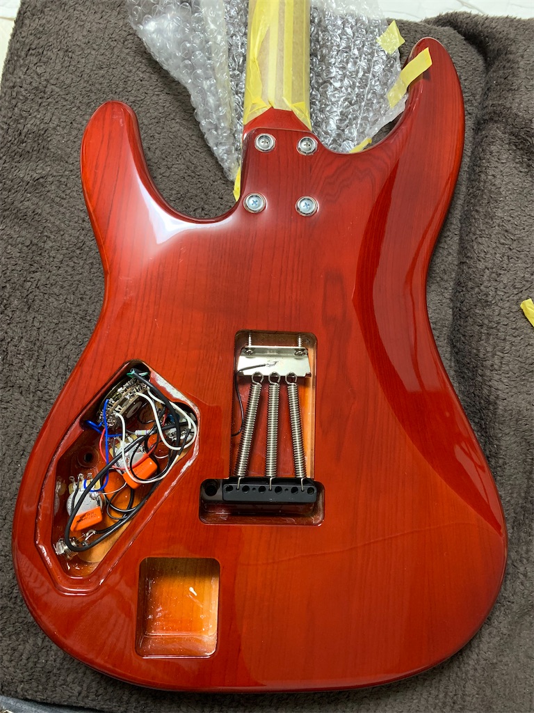 AKAI ギターを組み立てる - Guitar notes in a hutch