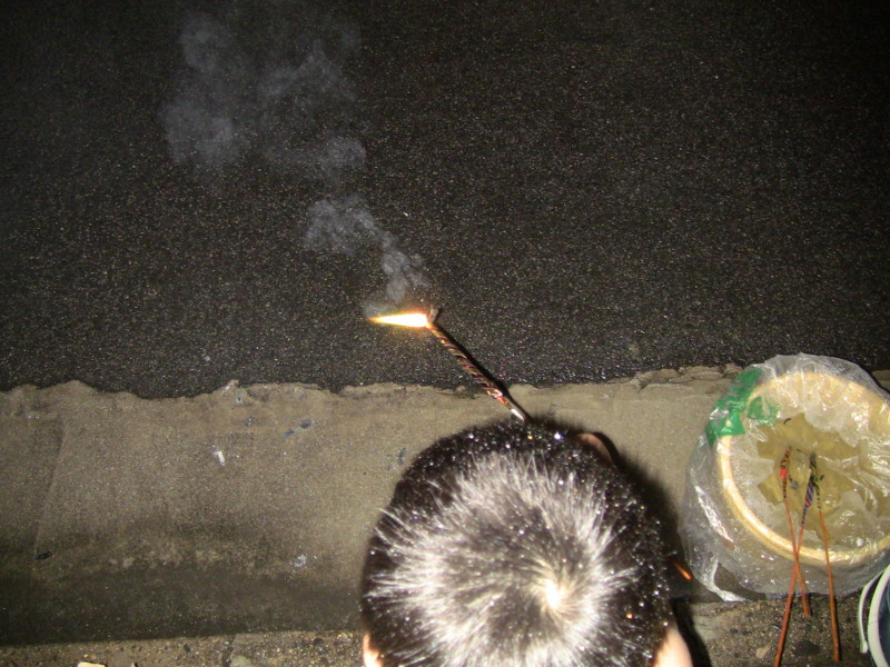 実験 雨の日の花火は 楽しめるか 雛人形 五月人形屋かあさんの子育て 仕事日記 今日も一日がんばるよ