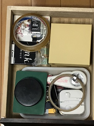 断捨離で泣き笑い。机の引き出しはパンドラの箱だった。 - ミニマ