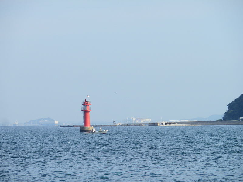 海に浮かぶ赤灯台