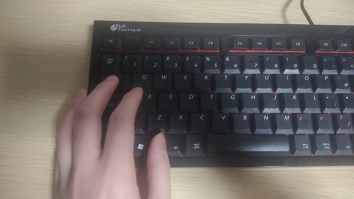 左Altに右手親指、Tabに右手中指が置かれている写真