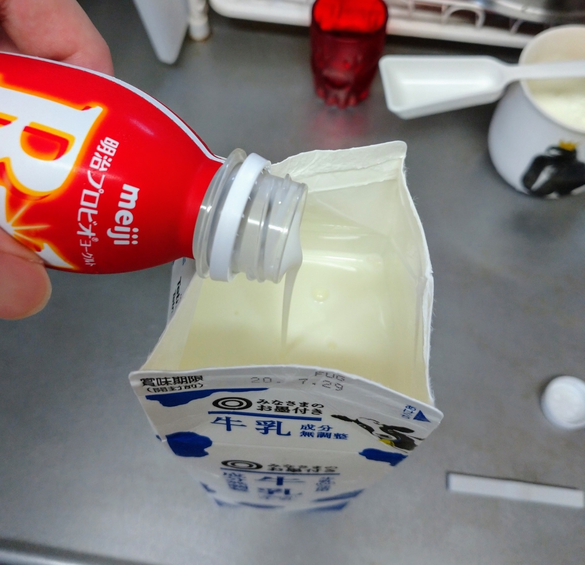 R-1ドリンクと牛乳