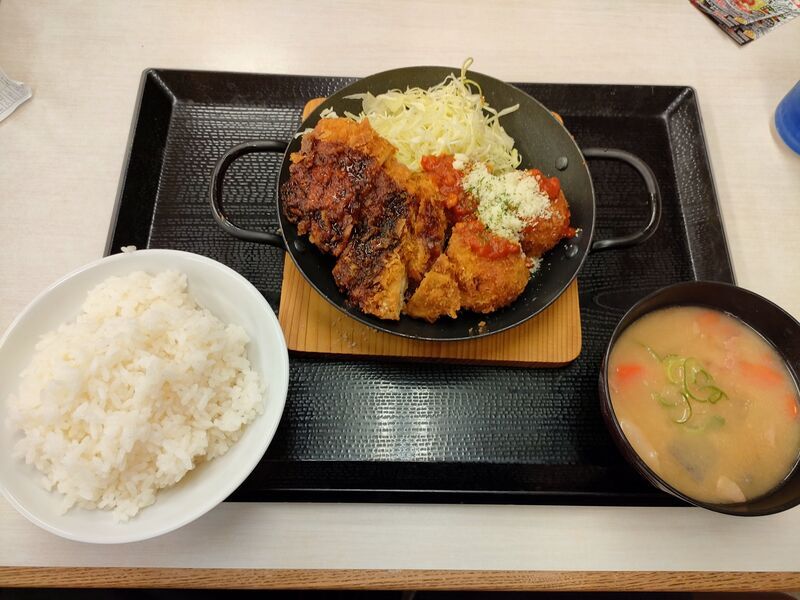 鶏だんごとチキンカツの合い盛り定食