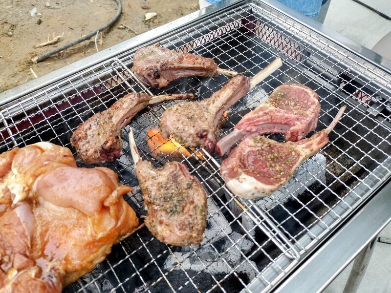 ラムチョップ焼いている