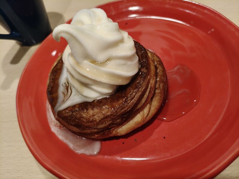 焼きたてデニッシュソフトクリーム添え