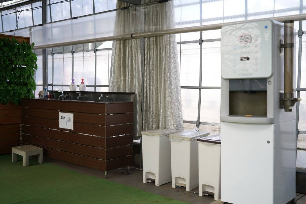 ドリンクコーナーと手洗い場