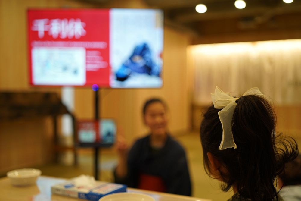 千利休や茶道の歴史について、クルーの方が優しく教えてくれます