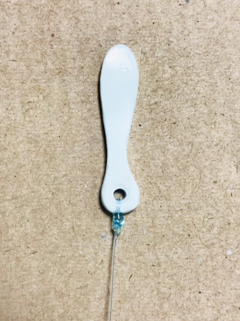 糸の接続について提案された樹脂製チップの試作品