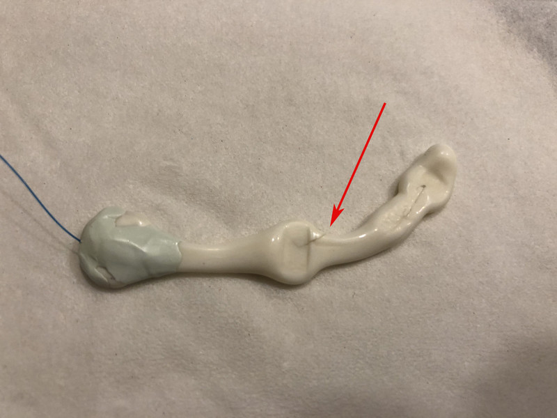 中央部のひび割れが報告された覚醒チップの写真