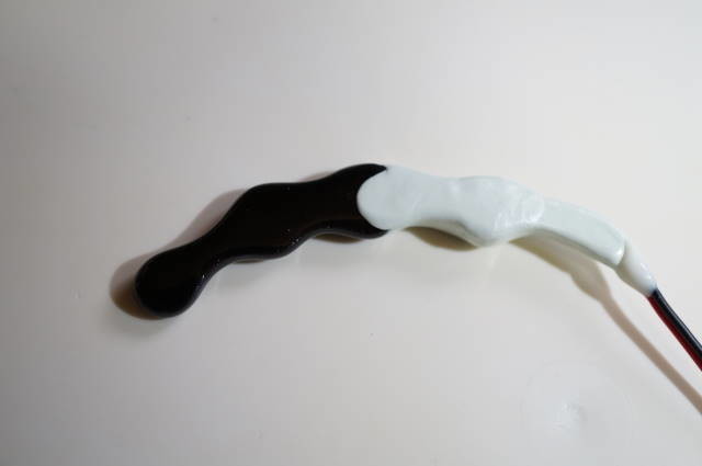陶器チップとモーターを接続した当時の試作品