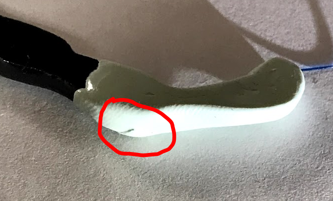 固定に用いた金属の露出が相談された箇所の写真