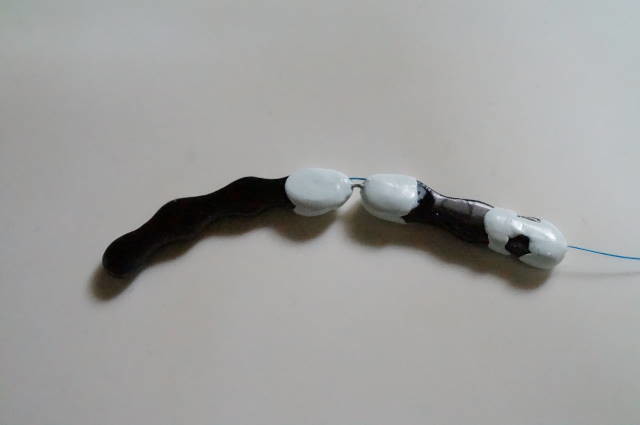 間隔の見直しを説明した日誌に載る陶器製の二連試作品