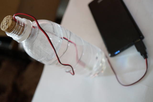 モバイルバッテリーでの水中長時間耐久テストの様子