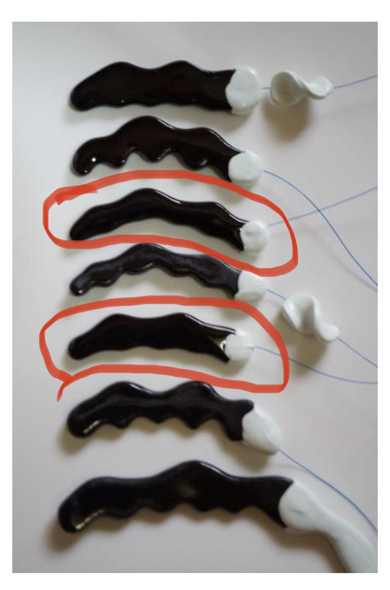 赤丸で囲ってあるチップの違いを教えて下さい、と添付された画像