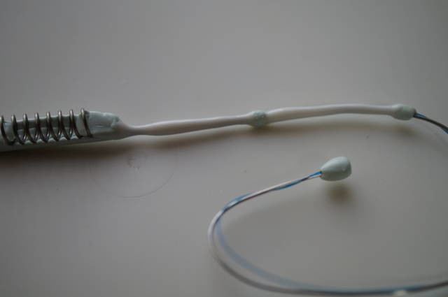 ゴムで覆ったワイヤーと糸を備える当時の試作品