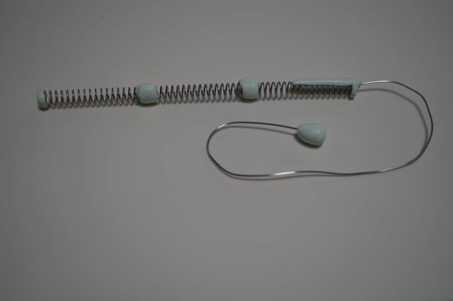 尿道の損傷を報告した記事に載る、ばねを用いた第一試作品