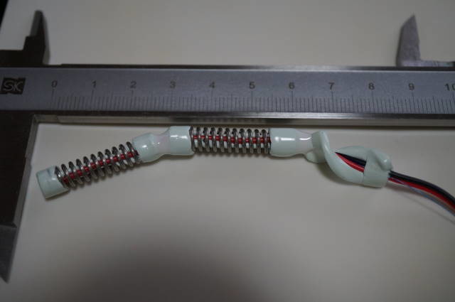 終端まで糸とワイヤー(0.7mm)による接続