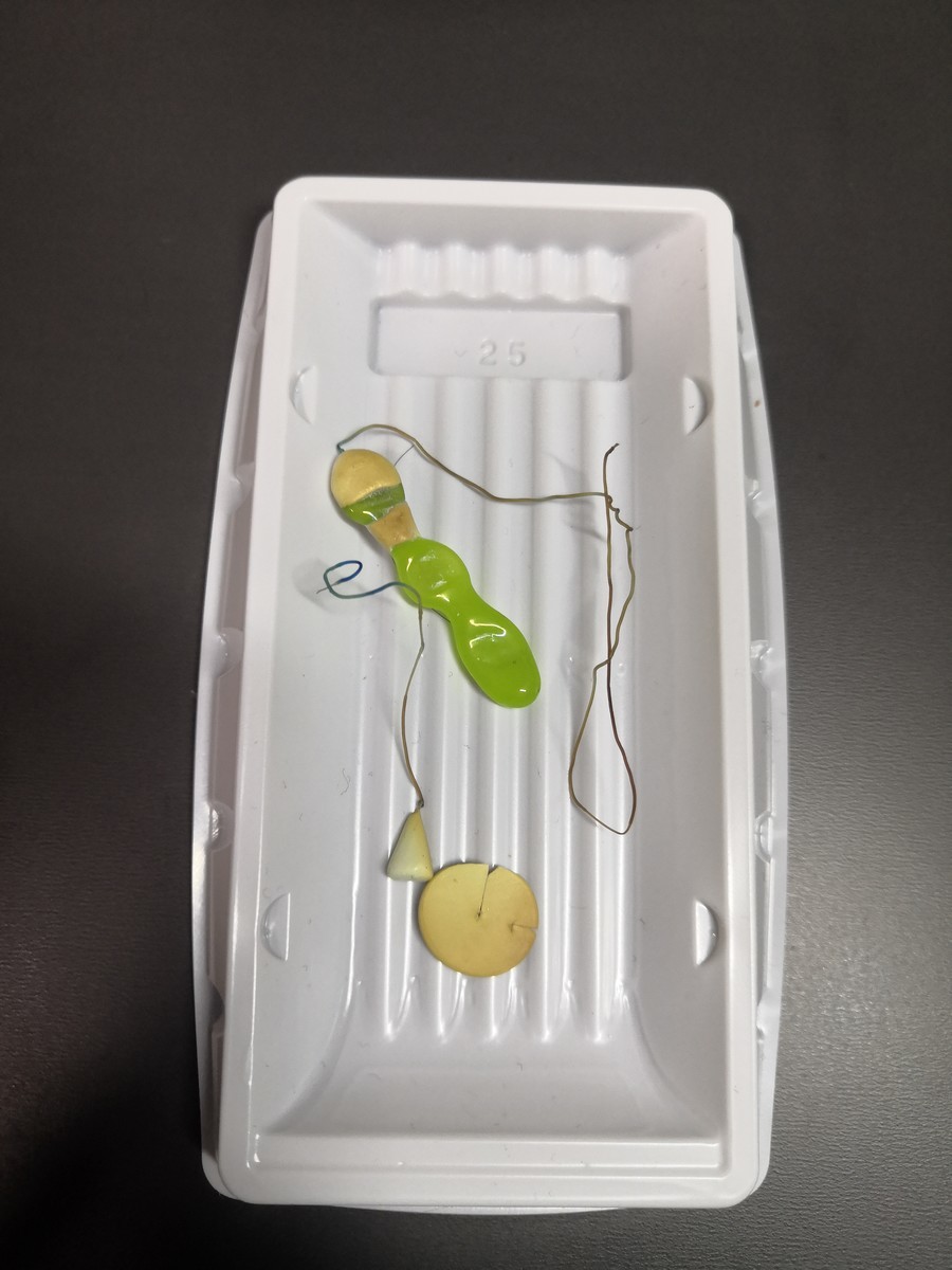 空焚き後に糸と樹脂の損傷が確認されたガラスチップ