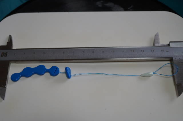 糸の終わり部分をループにした尿道内留置タイプ