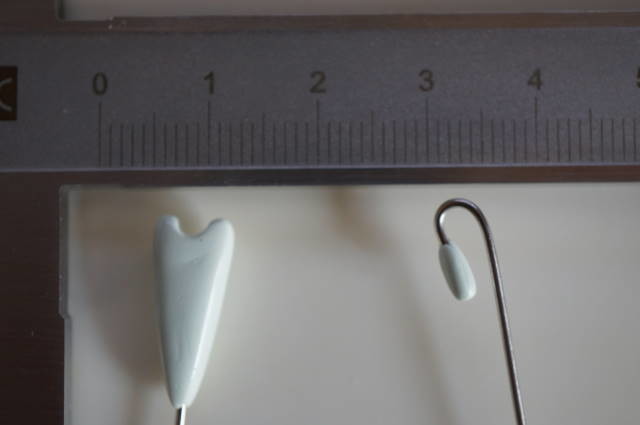 押し込み側に凹みを設けた特注ワイヤーの写真