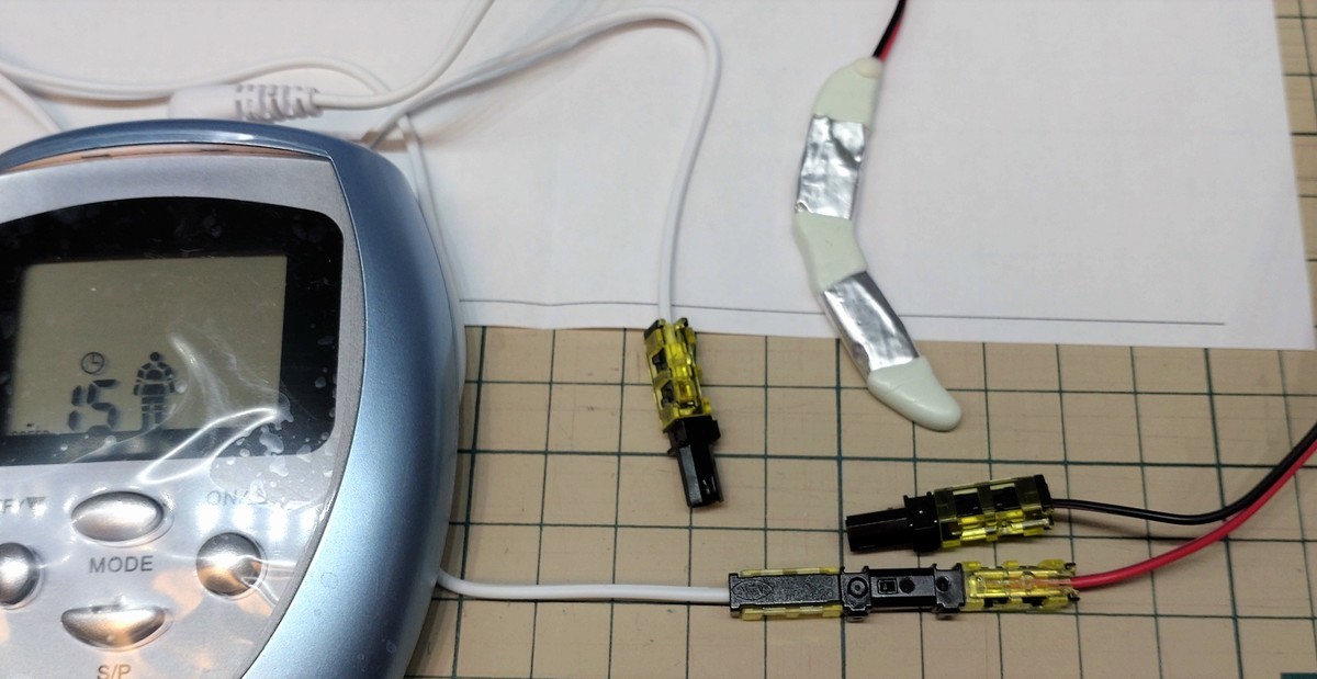 電極チップへ接続されたケーブルと端子の写真