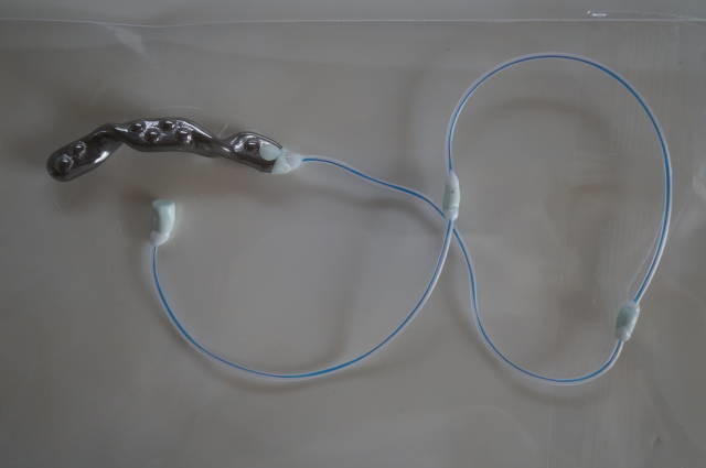 二本のナイロン糸をチューブ内に収めた試作品
