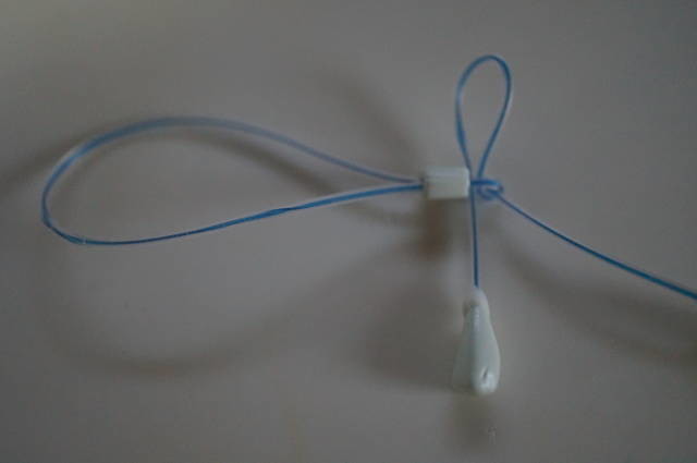 A 20 cm silicone–nylon cord with a loop component