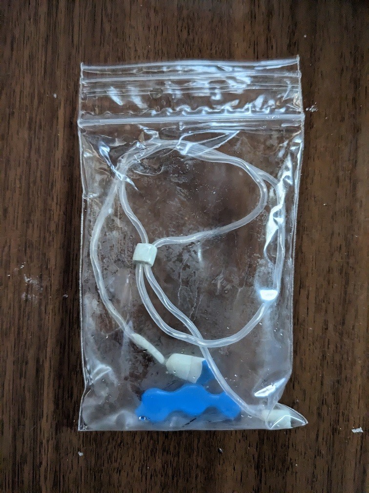 袋の中で折れた生体適合樹脂チップの掲載写真