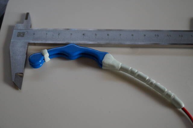 樹脂製チップを2枚重ねた試作品