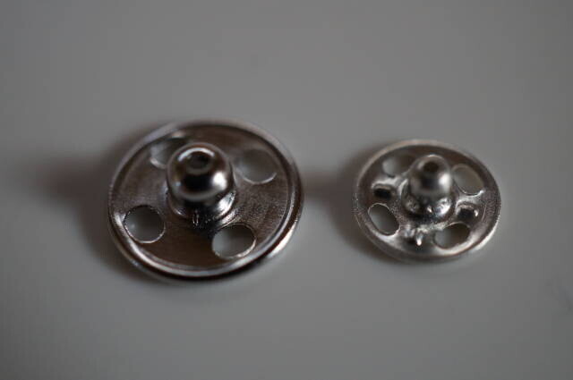 大小のスナップボタンを接続して比べた掲載写真