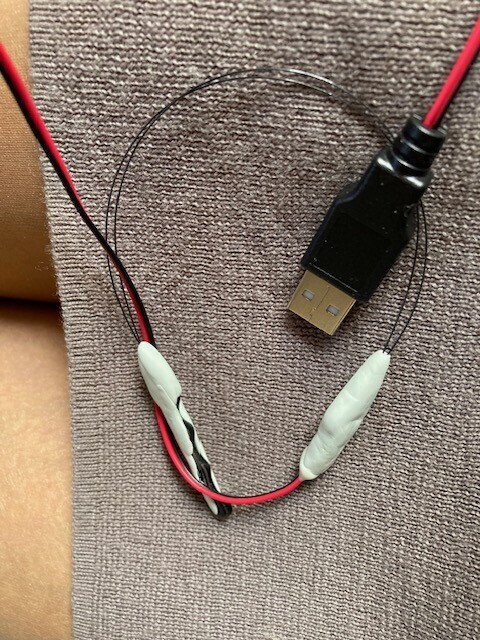 Shape-memory wire described as a vibrating part for the urethral lining