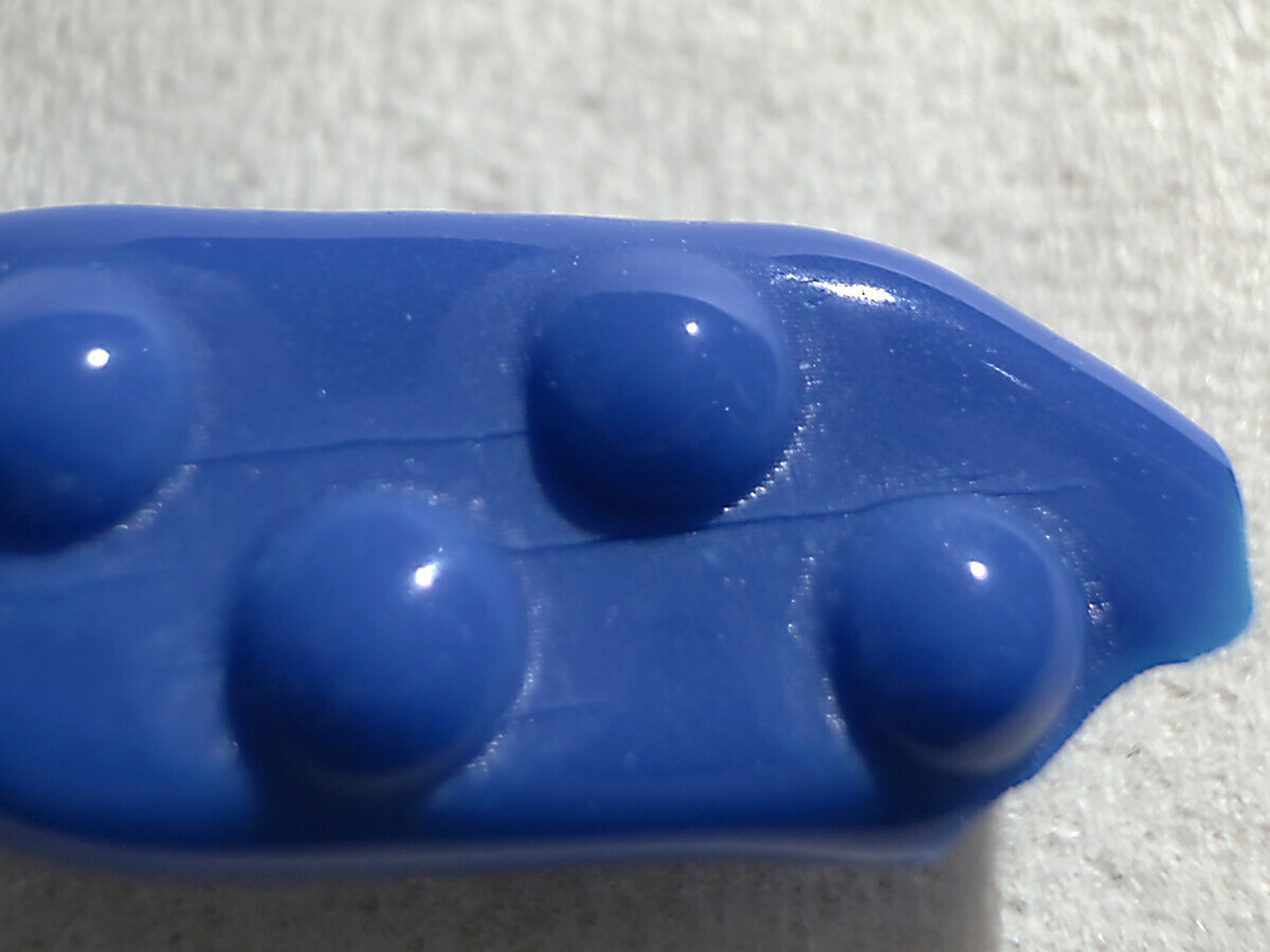 Close-up of the damaged resin chip supplied with the customer's follow-up.