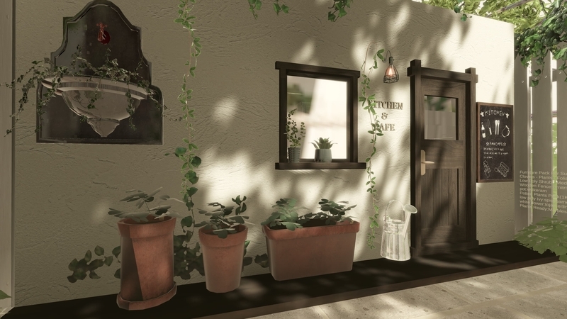 VRChat「午後2時の裏庭」にあるカフェの店外壁面。木製の扉や「KITCHEN &amp; CAFE」の文字、カフェメニューの黒板、そして手前に並ぶ複数の植木鉢とじょうろ。